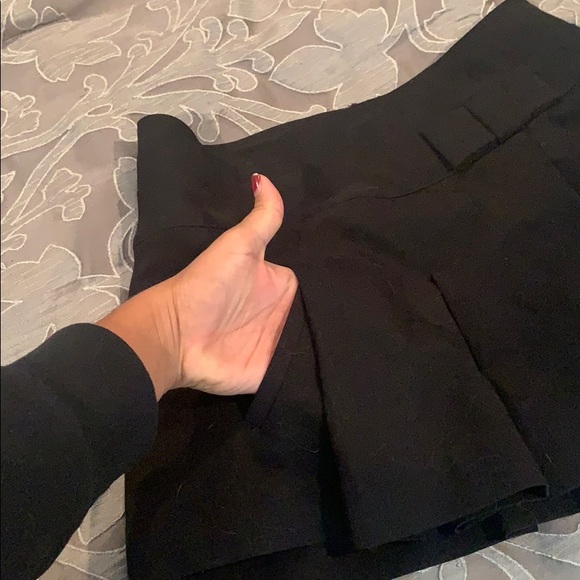 Black pleated mini skirt with pockets! - Picture 4 of 5